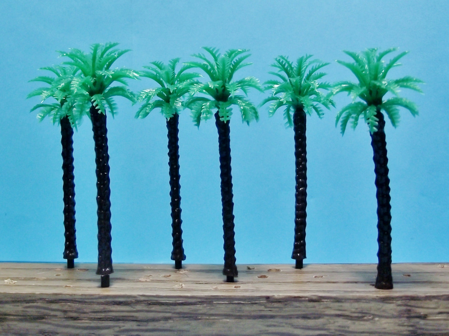 HO Scale 8 Piece Package of Model Coconut Palm Trees 2 Sizes 4 of Each Size