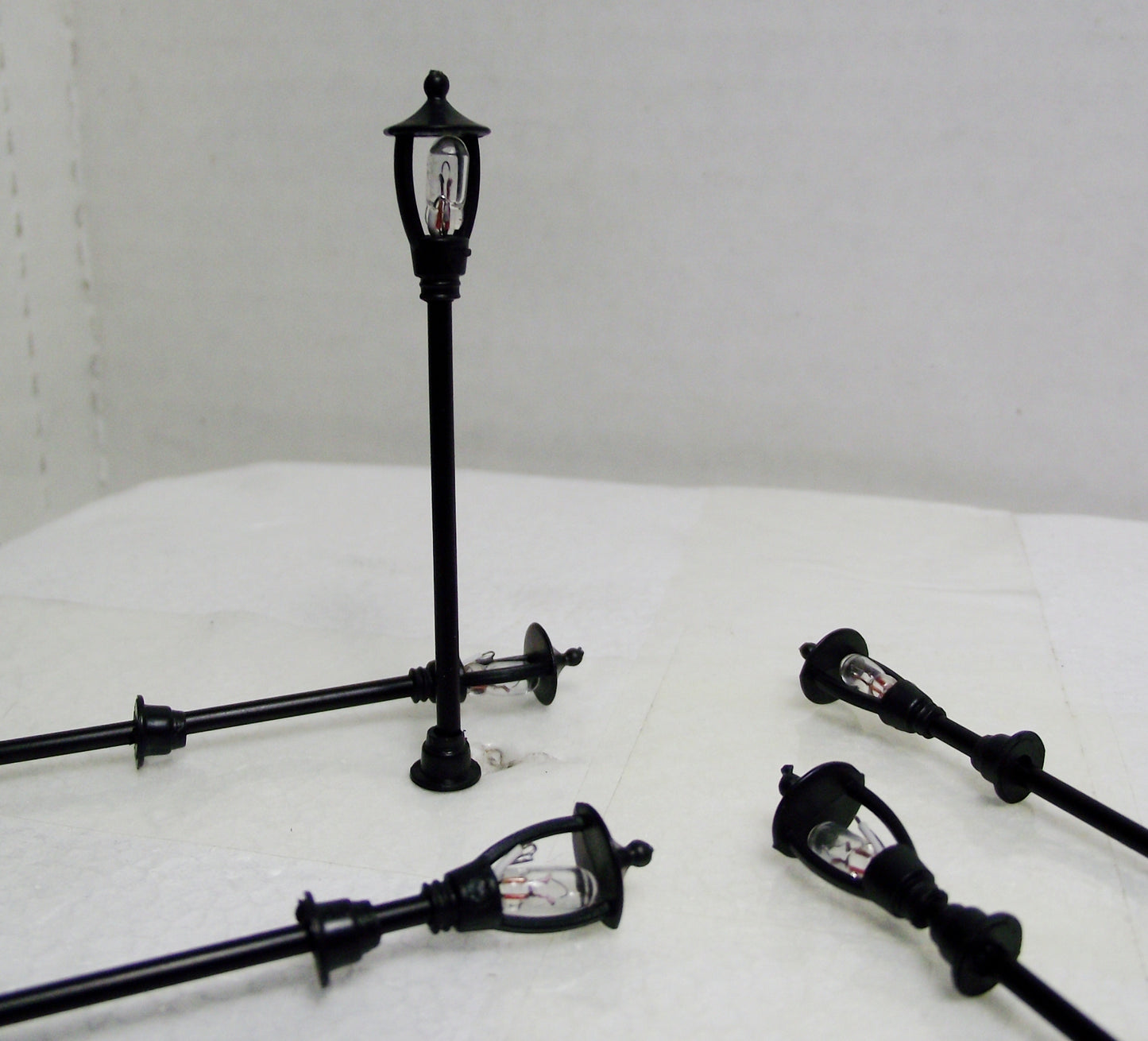HO Scale Traditional Curved Cast Iron 7 Pc. Yard Light Set W/Diagram 16V